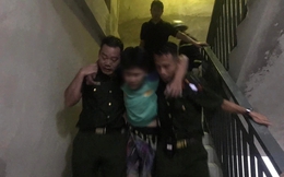 Video cận cảnh quá trình giải cứu bé trai mắc kẹt trong căn hộ chung cư bốc cháy ở Lĩnh Nam, Hà Nội