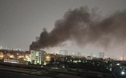 Hà Nội: Nhà xưởng rộng hàng trăm m2 bùng cháy giữa trời mưa lớn, cảnh sát điều 8 xe chữa cháy dập lửa