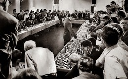 Bobby Fischer: Kẻ lập dị, một mình thi đấu cờ vua với 50 đối thủ cùng lúc