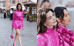 Anne Hathaway ở tuổi 39: Sắc vóc đỉnh cao, hóa búp bê Barbie đẹp lấn át Hwasa lẫn Naomi Campbell khi chung khung hình