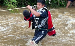 Nghẹt thở cảnh giải cứu 4 trẻ em, 2 phụ nữ bị mắc kẹt bên bờ suối
