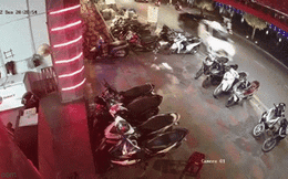 Camera vụ ô tô gây tai nạn liên hoàn trên phố Hải Phòng, tài xế quỳ xuống xin lỗi