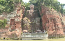 Hạn hán nghiêm trọng khiến bức tượng Phật bằng đá lớn nhất thế giới lộ diện hoàn toàn 