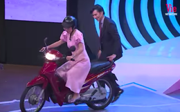 Ký ức vui vẻ: MC Thảo Vân lái xe máy lên sân khấu 