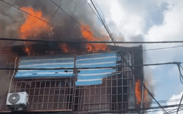 Hà Nội: Cháy ngùn ngụt tại căn nhà 3 tầng gần Bệnh viện Nhi Trung ương