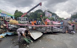 TP.HCM: Cổng chào công viên nước Đầm Sen đổ sập xuống đường, nhiều người bỏ chạy