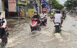 TP.HCM: Triều cường dâng cao 1,5m, người dân bì bõm trên đường ngập nước