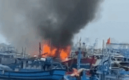 Tàu cá bốc cháy dữ dội khi vừa nhập nhiên liệu chuẩn bị ra khơi