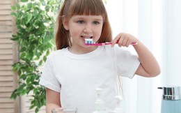 Cha mẹ cho con dùng nước súc miệng thế nào, đã đúng cách chưa?
