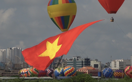 2/9 tại TP.HCM: Cờ hoa rực rỡ mọi nẻo đường, đại kỳ bay cao trên bầu trời chào mừng ngày lễ