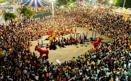 Hàng nghìn người chen chân xem múa lân, chợ đêm Đà Nẵng ken kín lối