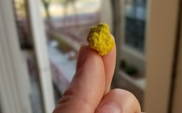 Tại sao các nhà khoa học có thể chạm vào Uranium mà  không cần quần áo bảo hộ?