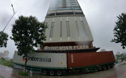 Ảnh: Người Đà Nẵng chi tiền triệu thuê xe container chặn trước nhà để chắn bão 