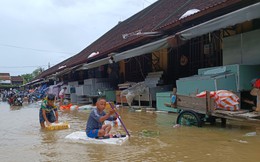 Bão vừa qua, người dân Quảng Nam lại gấp rút di dời đồ đạc vì cảnh báo lũ quét cấp độ 2