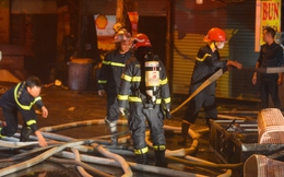 Ảnh, clip: Hiện trường vụ cháy 3 kiot ở Hà Nội trong đêm, nhiều người thoát nạn