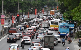 Ảnh: Người dân ùn ùn trở lại Hà Nội và TP.HCM sau kỳ nghỉ, tai nạn giao thông khiến cửa ngõ vào Thủ đô tắc dài