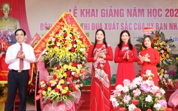 Trường tiểu học Tân Dân khai giảng năm học mới, đón nhận Cờ thi đua của UBND tỉnh Phú Thọ