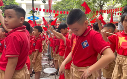 Loạt khoảnh khắc dễ thương trong ngày lễ Khai giảng của trẻ cấp 1 ở Hà Nội