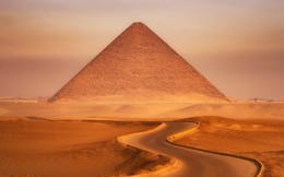 Chữ tượng hình trong Kim tự tháp Đỏ tiết lộ bí mật gì?