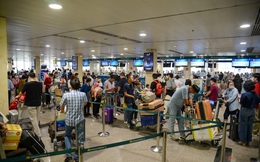 Hành khách xếp hàng dài tại sân bay Tân Sơn Nhất để về quê đón Tết 