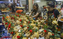Người Hà Nội xếp hàng từ sáng sớm, chen chân mua đồ lễ ở khu chợ nhà giàu phố cổ Hà Nội