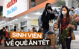 Sinh viên khệ nệ mang đồ về quê ăn Tết: Xếp hàng cả tiếng đồng hồ để lấy vé, đường đi thì tắc &quot;muốn xỉu&quot;!