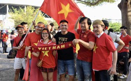 Cổ động viên Việt Nam rực đỏ sân vận động Thammasat, cổ vũ đội tuyển quốc gia trong trận chung kết lượt về