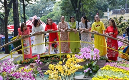 Người dân rạng rỡ diện áo dài đến Hội hoa Xuân lớn nhất TP.HCM chơi Tết