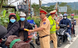 Trên đường về quê ăn Tết, người dân ấm lòng nhận thức ăn, nước uống miễn phí khi qua Đà Nẵng