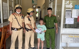 CSGT TP.HCM giúp đỡ bé gái đi lạc trong dịp Tết Dương lịch tìm gia đình 