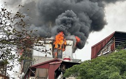Cháy lớn một ngôi nhà trên phố cổ Hà Nội trong chiều 29 Tết