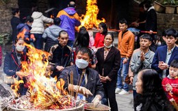 Hàng nghìn người dân đổ về Đền Hùng đi lễ ngày đầu năm