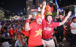 CĐV ở TP.HCM ôm nhau nhảy múa mừng chiến thắng 3-0 của ĐT Việt Nam trước Myanmar