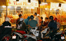 4 giờ sáng ngày 10 tháng Giêng: Người dân TP.HCM xếp hàng vây kín tiệm heo quay, vịt quay mua lễ vật cúng Thần Tài 