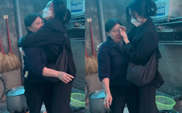 Con gái từ Đài Loan bí mật về ăn Tết cùng gia đình, bố mẹ bật khóc vì xúc động
