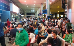 Sân bay Tân Sơn Nhất nhộn nhịp người dân đón Việt kiều về nước ăn Tết sau 2 năm 