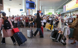 Sân bay Tân Sơn Nhất đông đúc khách quốc tế trong ngày đầu Trung Quốc mở cửa 