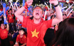 CĐV ở phố đi bộ Nguyễn Huệ ăn mừng cuồng nhiệt sau bàn thắng mở tỉ số của Tiến Linh trước Indonesia 