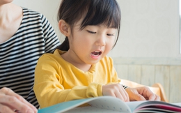 Giai đoạn 2-3 tuổi, nếu bé có những biểu hiện sau nghĩa là con bị chậm nói, ba mẹ nên đưa đi khám