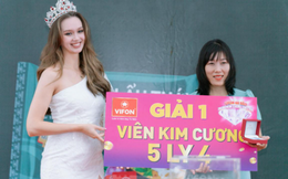 Hoa hậu Ba Lan – Đại sứ Thương hiệu Mì Vifon chất lượng xuất khẩu trao kim cương cho người trúng giải