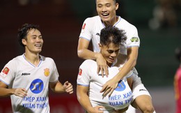 Tiền vệ tuyển Việt Nam ăn mừng kiểu 'bụng bầu' thầm báo tin vui của vợ