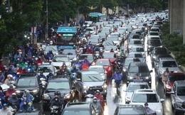 Dân công sở Hà Nội sáng nay: Đi làm trong mưa rét lại thêm tắc đường!