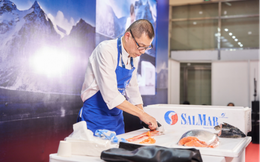 Đầu bếp Jimmy Chok trình diễn chế biến Cá hồi Na Uy hương vị thượng hạng tại Học viện Cá hồi