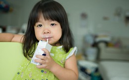Bé uống 2-3 hộp sữa mỗi ngày nhưng không cao lên, bác sĩ chỉ ra sai lầm khi chọn sữa cho con