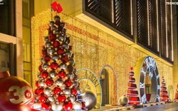 Techcombank làm sáng không gian với trang trí Giáng sinh ấn tượng tại hai tòa nhà