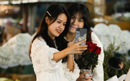 Chợ hoa Quảng An tấp nập khách mua hàng ngày lễ tình nhân 14/2