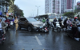 Hà Nội: Nữ tài xế ô tô mất lái đâm đổ rào chắn giữa đường Giải Phóng, va chạm với 2 xe máy