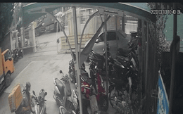 Camera toàn cảnh vụ cuộn thép nặng cả chục tấn cán bẹp ô tô ở Thạch Thất