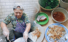 Hàng bánh cuốn nhân thịt gà &quot;độc nhất vô nhị&quot; ở Hà Nội, khách Tây và khách Việt đến nườm nượp mỗi ngày