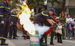 Hà Nội: Công an quận Hoàn Kiếm hướng dẫn người dân kỹ năng phòng cháy, chữa cháy 